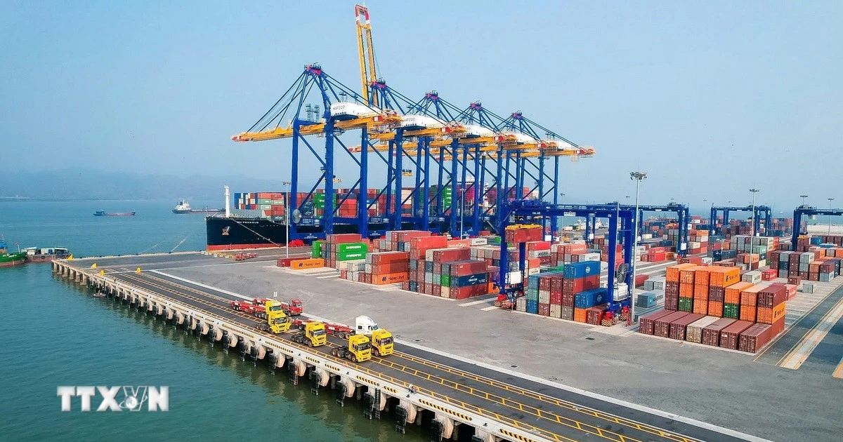 Xuất nhập khẩu Việt Nam lần đầu vượt 1.000 tỷ USD sau 10 tháng, tháng 10 xuất siêu 6,8 tỷ USD