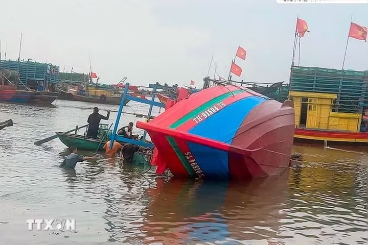 Tàu cá HP 90880TS chìm sau va chạm tàu hàng Liberia gần đảo Long Châu, 1 thuyền viên tử vong