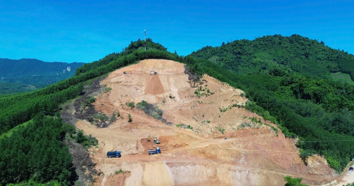 Huế hạ thấp quả đồi hơn 108.600m3 đất đá để khắc phục sạt lở Tỉnh lộ 14B