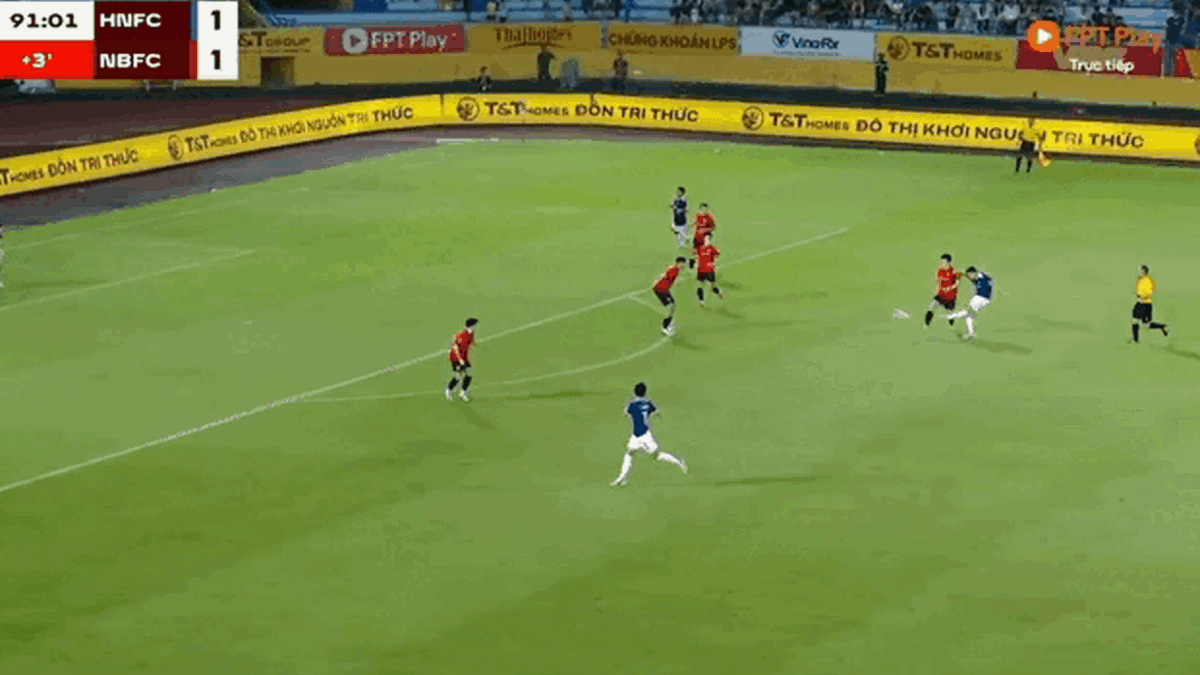 CLB Hà Nội ngược dòng thắng Ninh Bình 2-1 nhờ siêu phẩm phút bù giờ tại Hàng Đẫy