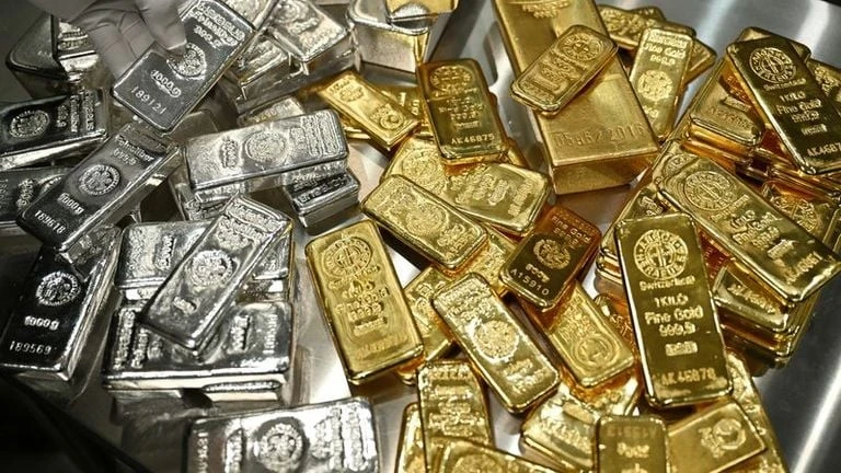 Giá vàng thế giới giảm mạnh nhất trong một năm, bạc và bạch kim cũng lao dốc