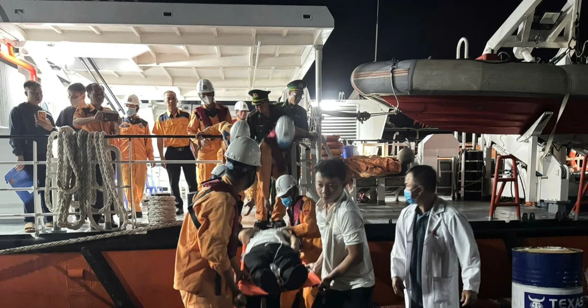 Tàu SAR 272 đưa thuyền viên tàu Nhật Bản nghi nhồi máu cơ tim vào bờ cấp cứu tại Thành phố Hồ Chí Minh