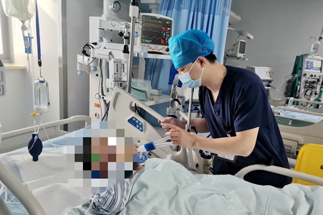 Người đàn ông Thâm Quyến viêm phổi nguy kịch sau khi tự rửa phân chim trên xe