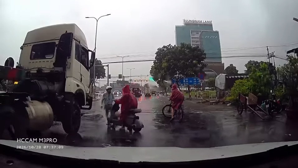 Nhân viên gác chắn tàu Đà Nẵng kịp ngăn nam sinh đi xe điện lao vào điểm mù xe container