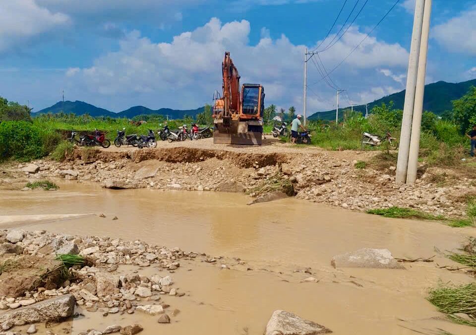 Mưa lớn ở Đắk Lắk: cuốn trôi 15m đường dẫn cầu Suối Cái, ngập cục bộ ven sông Ba