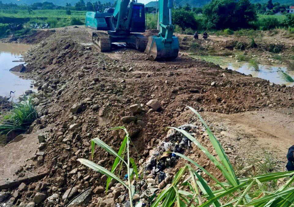 Mưa lớn ở Đắk Lắk: cuốn trôi 15m đường dẫn cầu Suối Cái, ngập cục bộ ven sông Ba