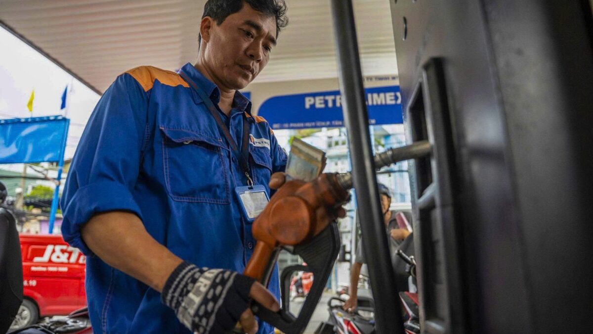 Giá xăng giảm gần 2.000 đồng/lít từ 0h ngày 1/11 khi thuế tiêu thụ đặc biệt về 0%