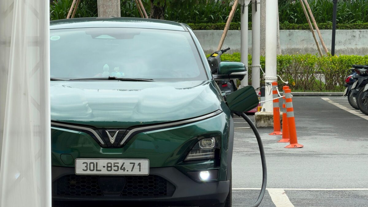 VinEnergo đưa hệ thống điện mặt trời 22 MWp kèm pin lưu trữ vào chạy tại Vũng Áng, Hà Tĩnh