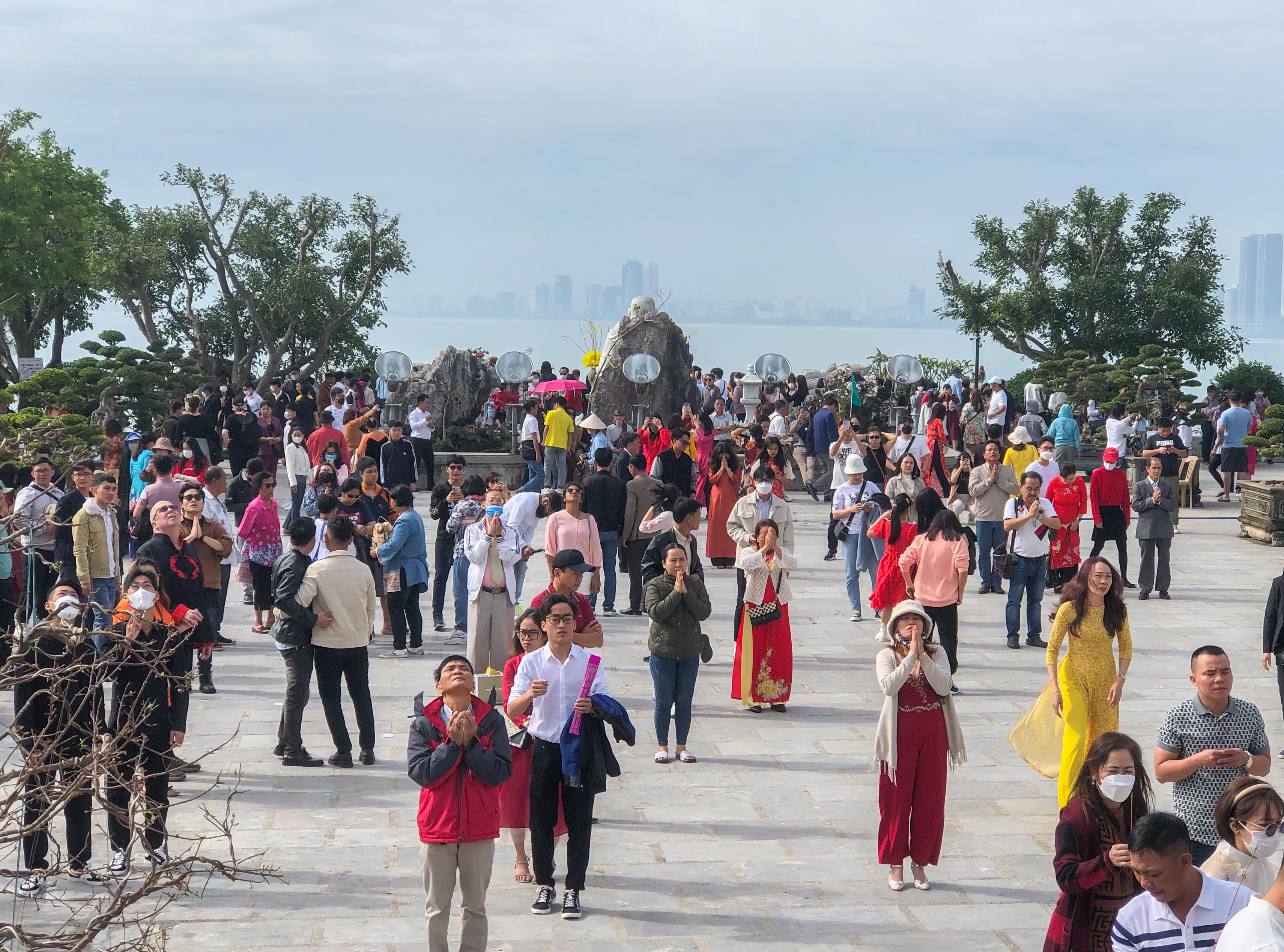 灵应寺年初一拥挤，民众游客祈福