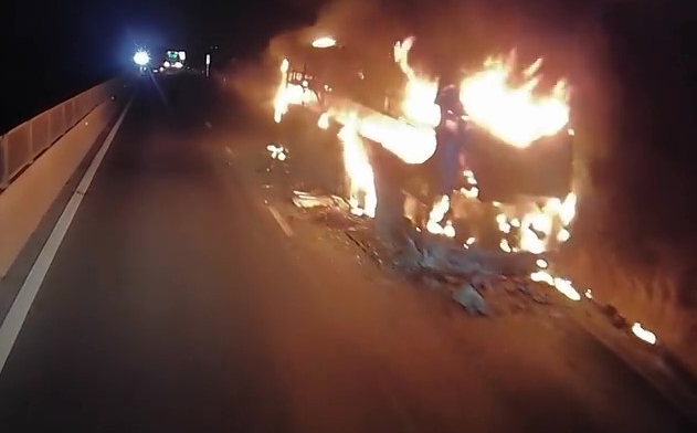 卧铺客车在永好-潘切高速公路上熊熊燃烧