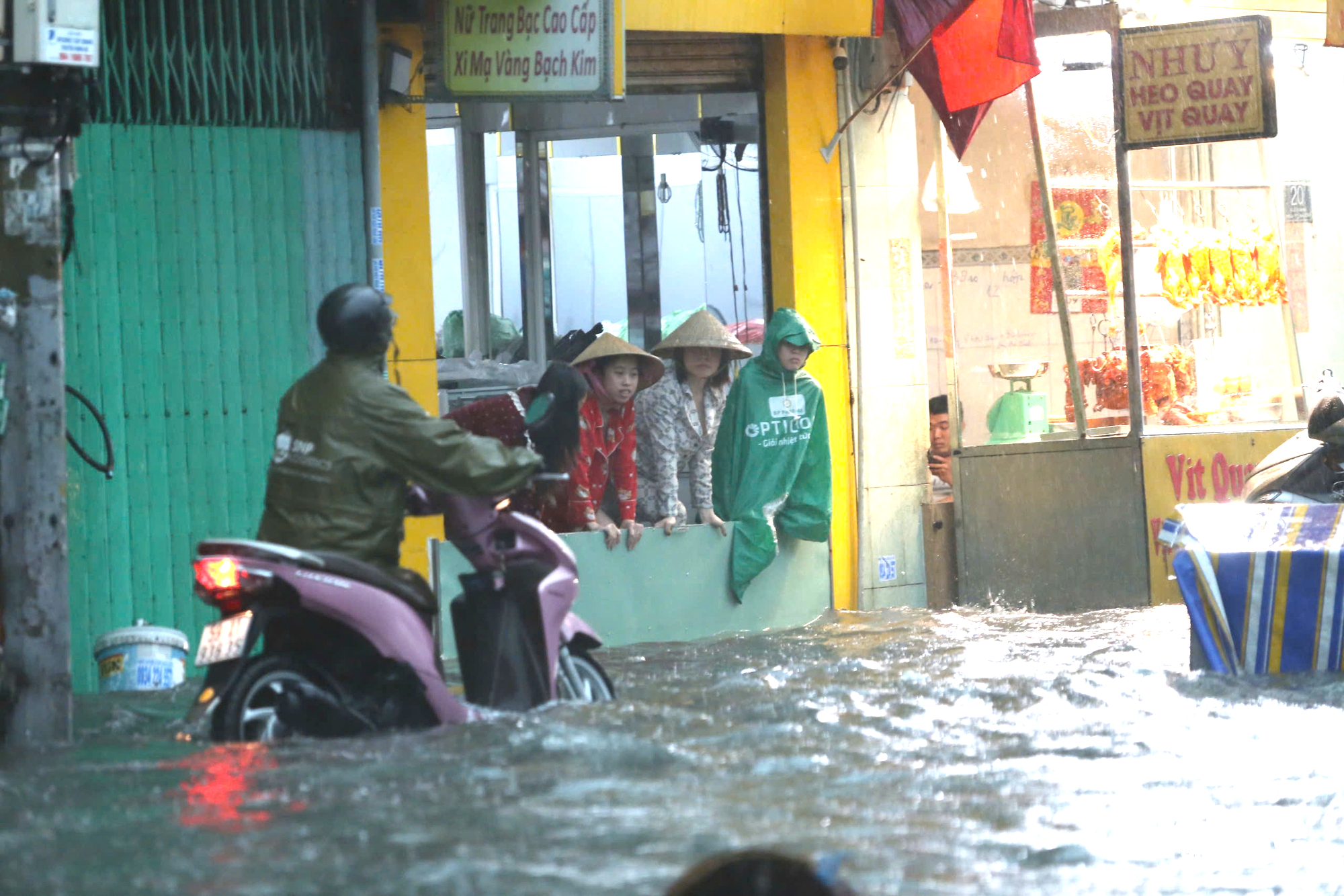 胡志明市部分地区降雨超过200毫米，守德市场下水道爆裂，多条道路积水