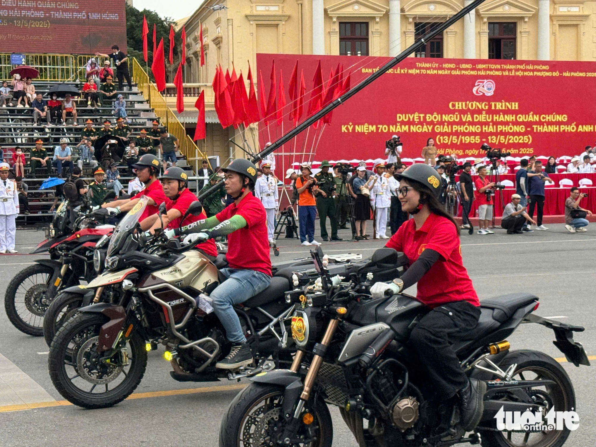 巨型摩托车队，价值高达35亿越南盾的车辆参加海防解放70周年游行