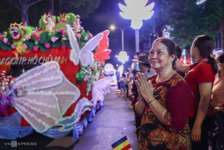 胡志明市街头4公里长的佛像迎请队伍