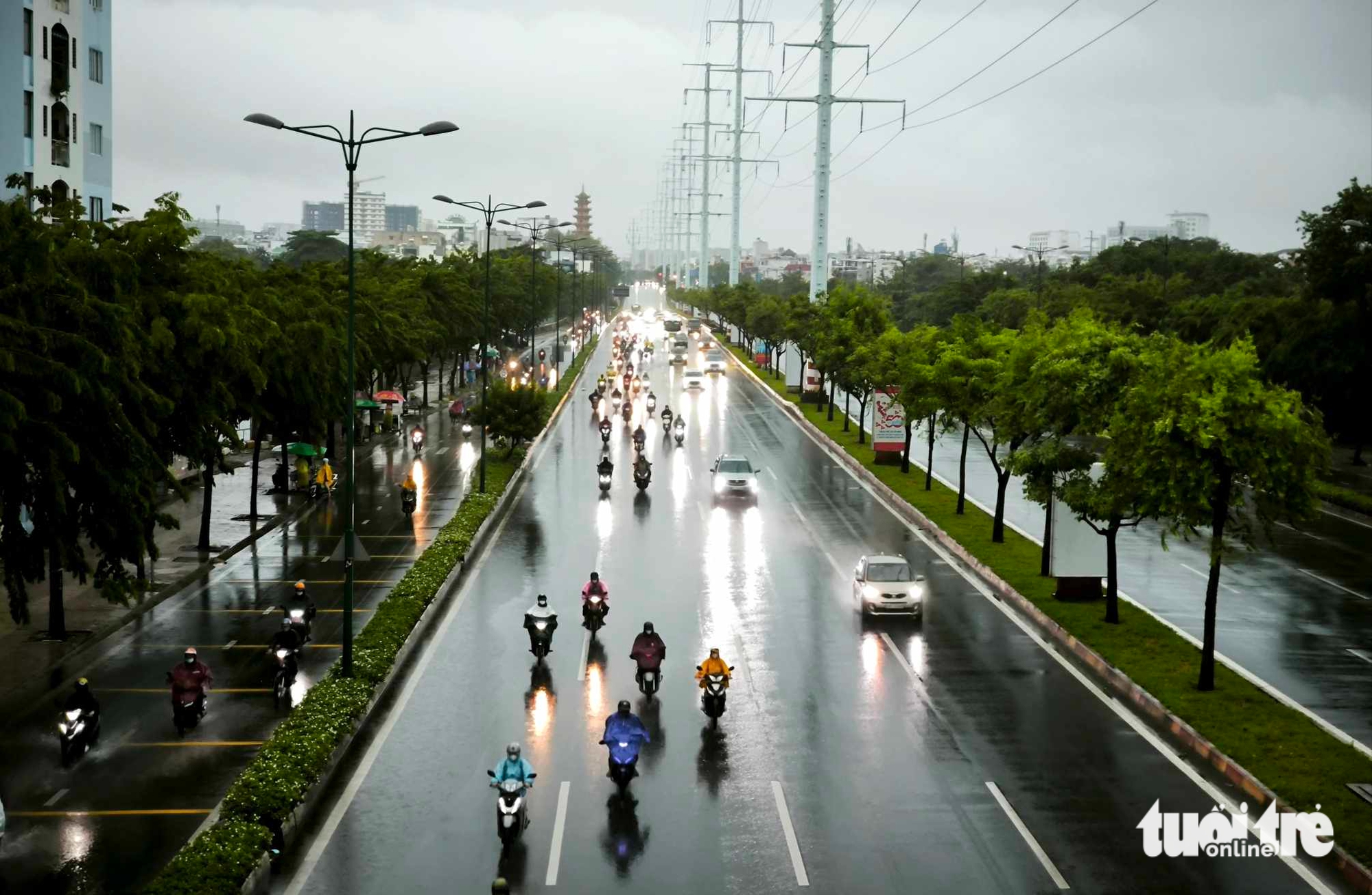 胡志明市部分地区降雨超过200毫米，守德市场下水道爆裂，多条道路积水