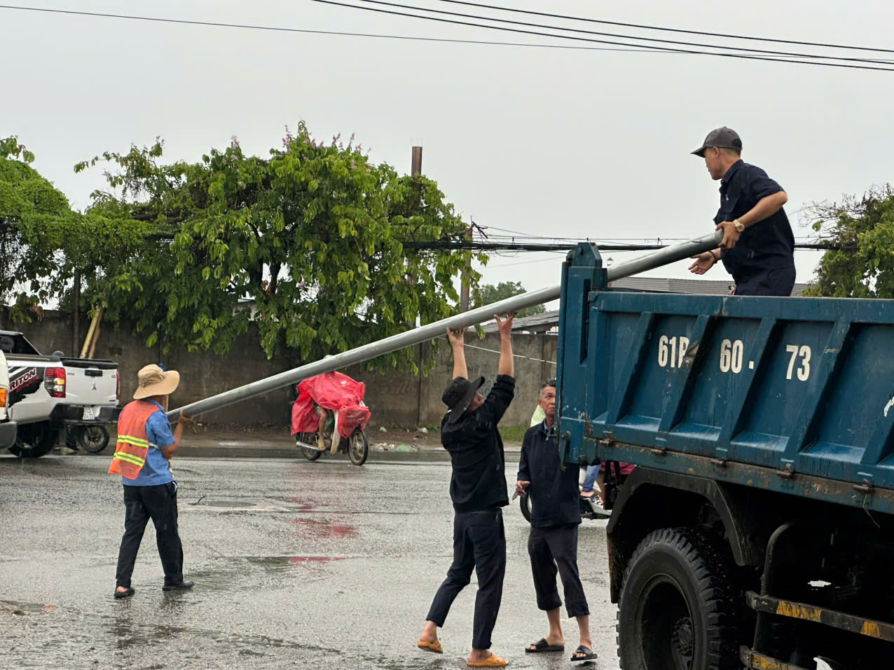平阳：13号国道上灯柱倒塌，因大雨深水救援居民