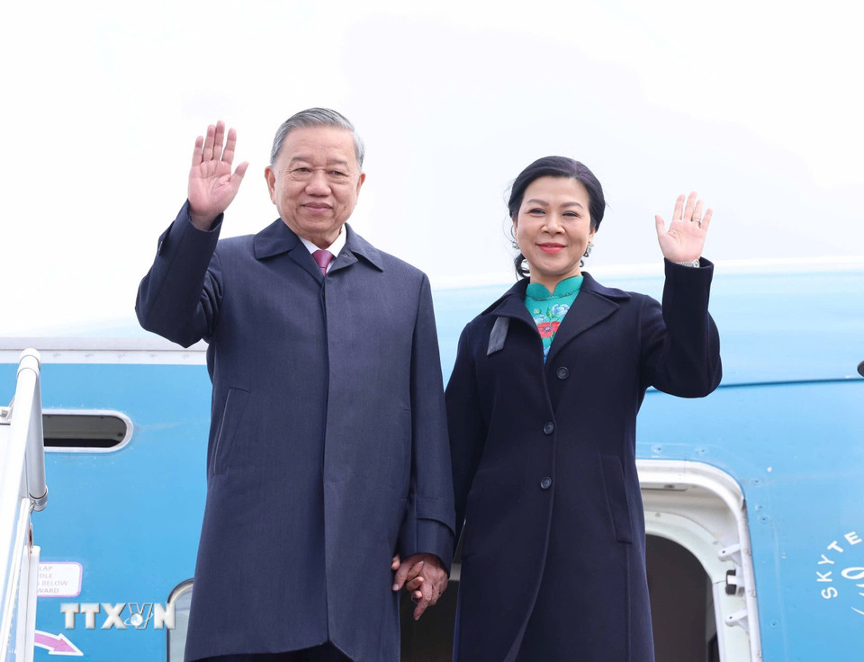 白俄罗斯机场飘扬国旗迎接总书记苏林
