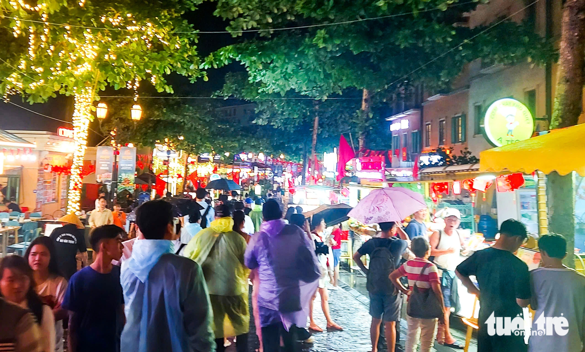 游客撑伞、穿雨衣在富国岛庆祝4月30日假期