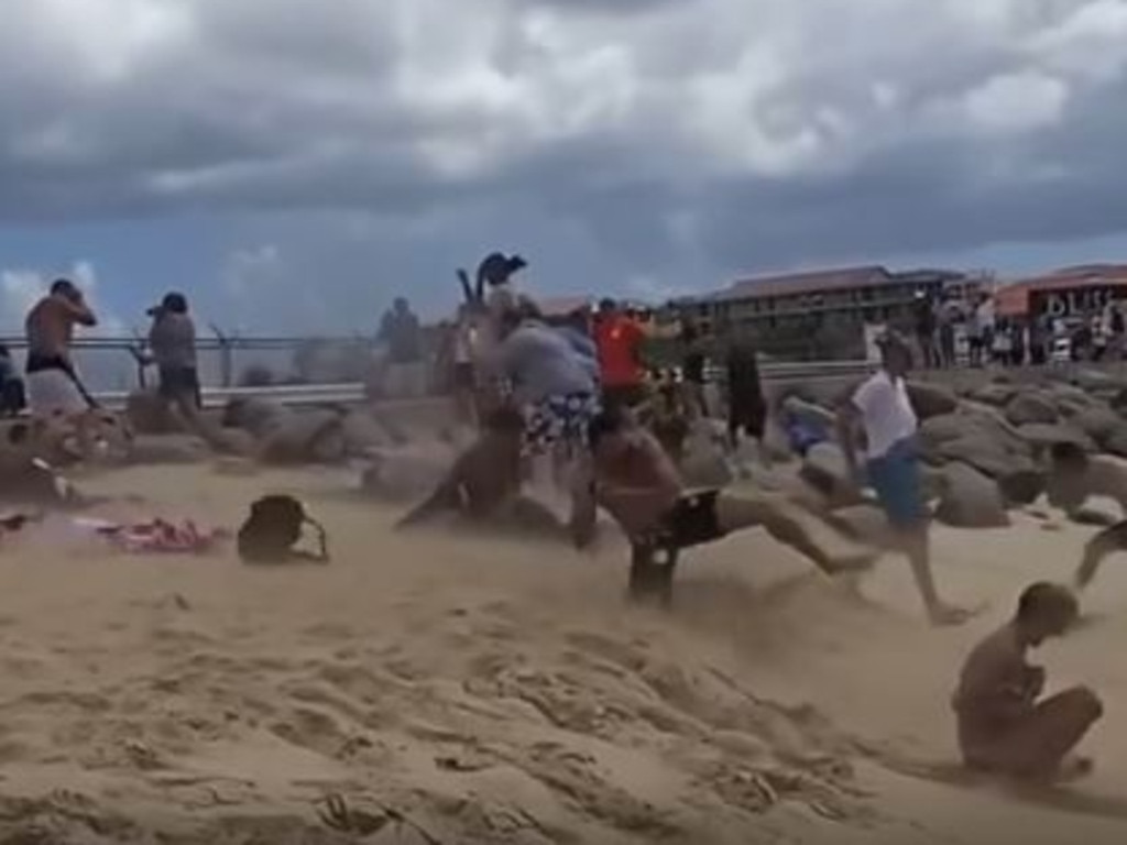 飞机距离人头仅20米，将海滩游客吹飞