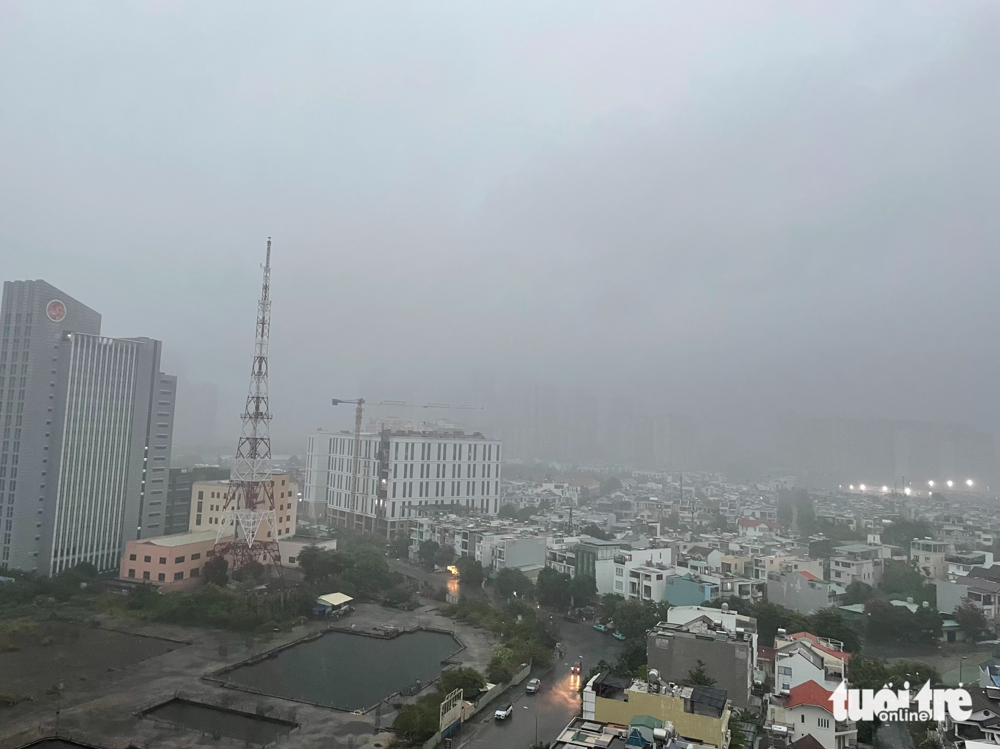 早上7点，胡志明市天空漆黑，预计降雨量达70毫米，阵风达8级