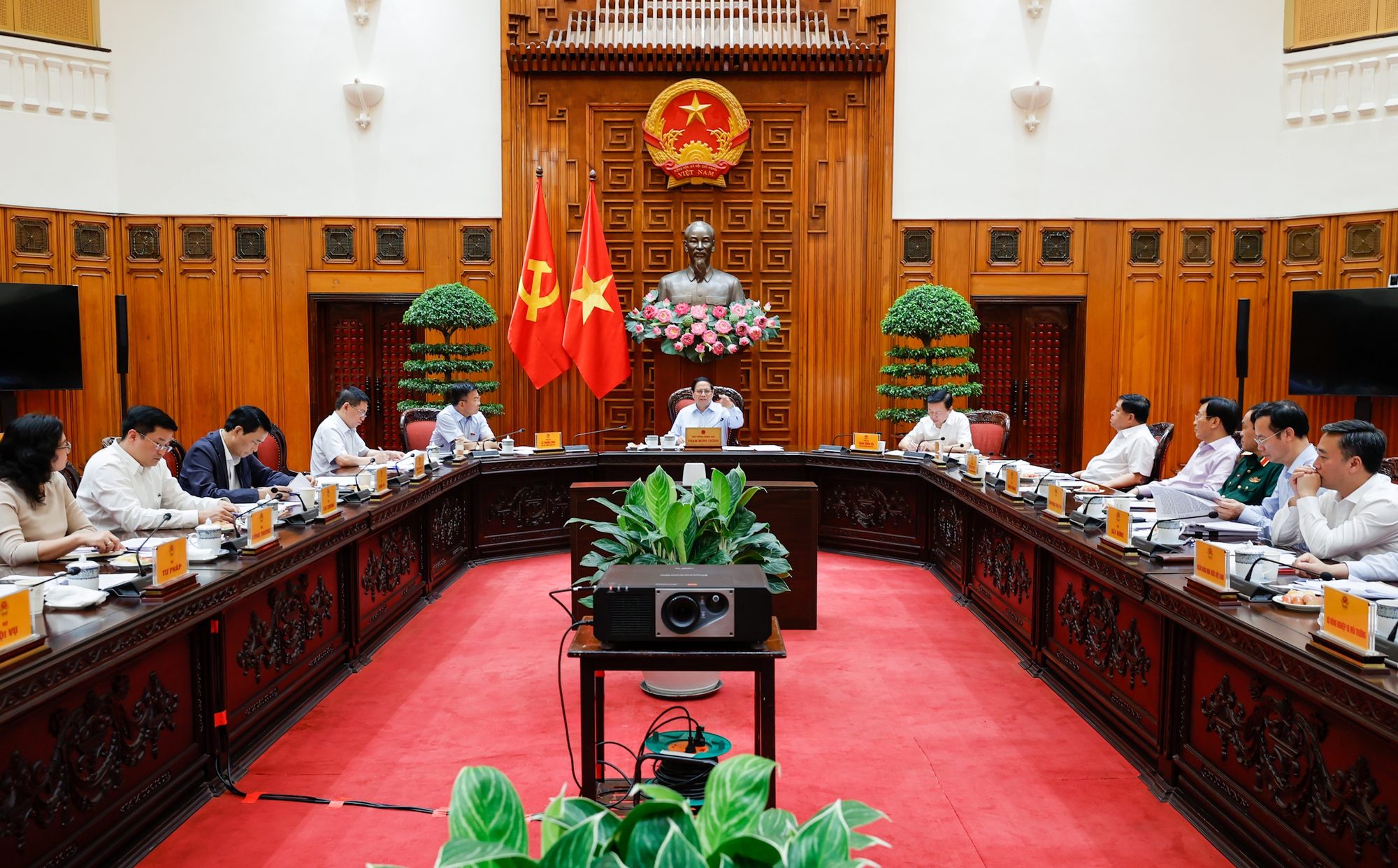 总理：经济违规优先不追究刑事责任，要求弥补后果