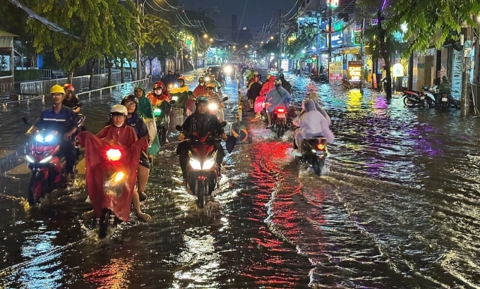 胡志明市多条道路在雨季初期深陷水淹