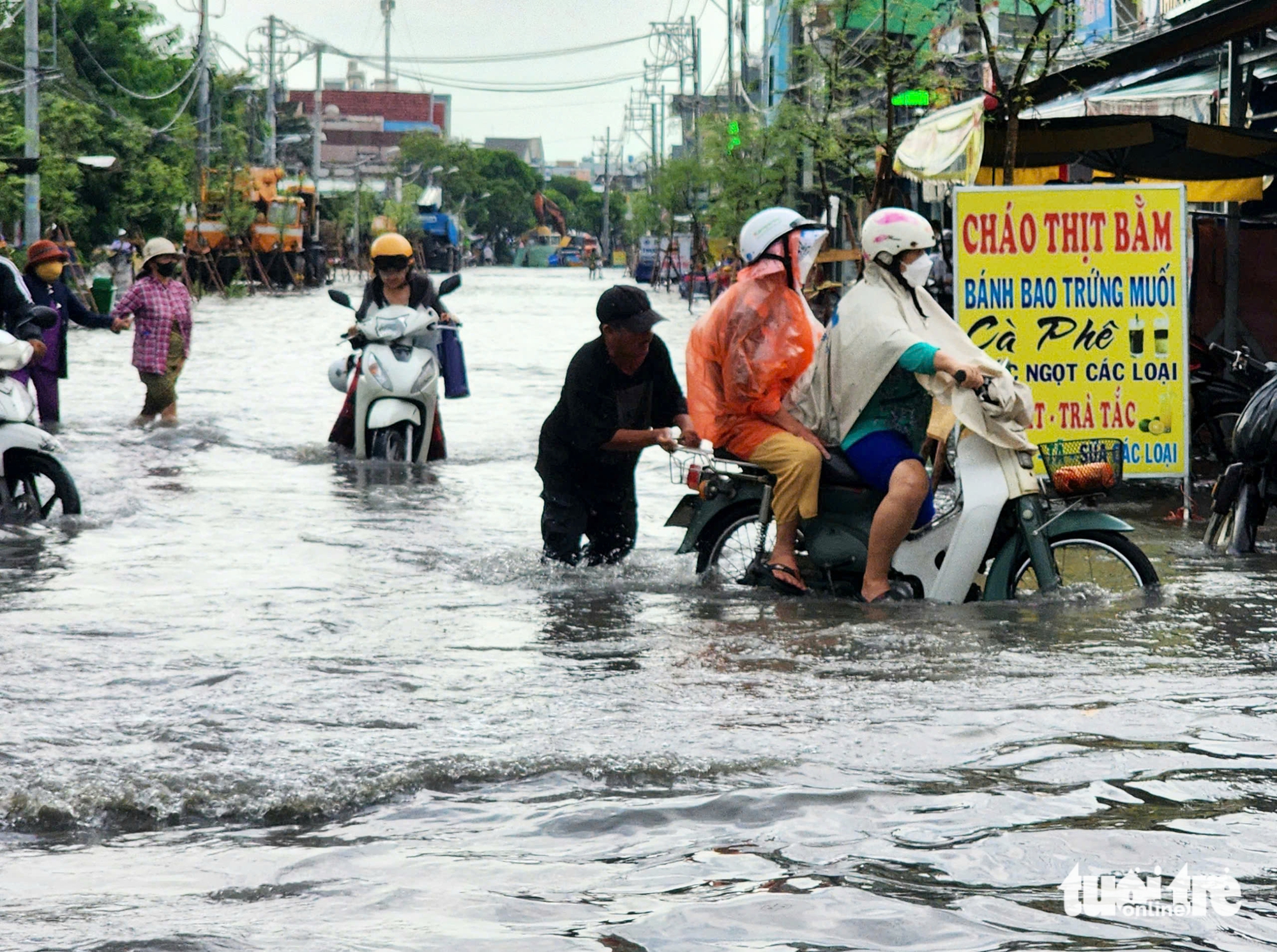 大雨淹没街道，病人和家属艰难回家