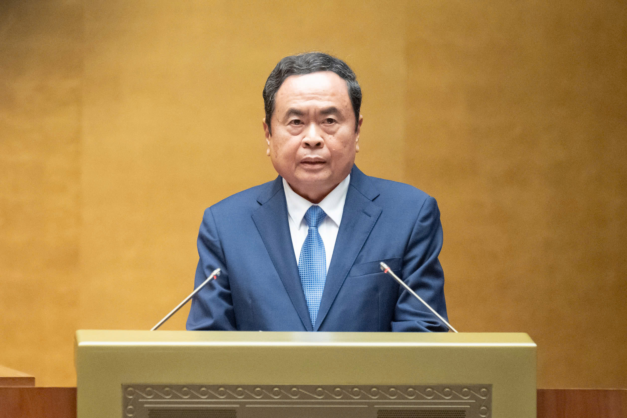 国会主席：有法律颁布6个月就要修改，有法律颁布1年要修改2次