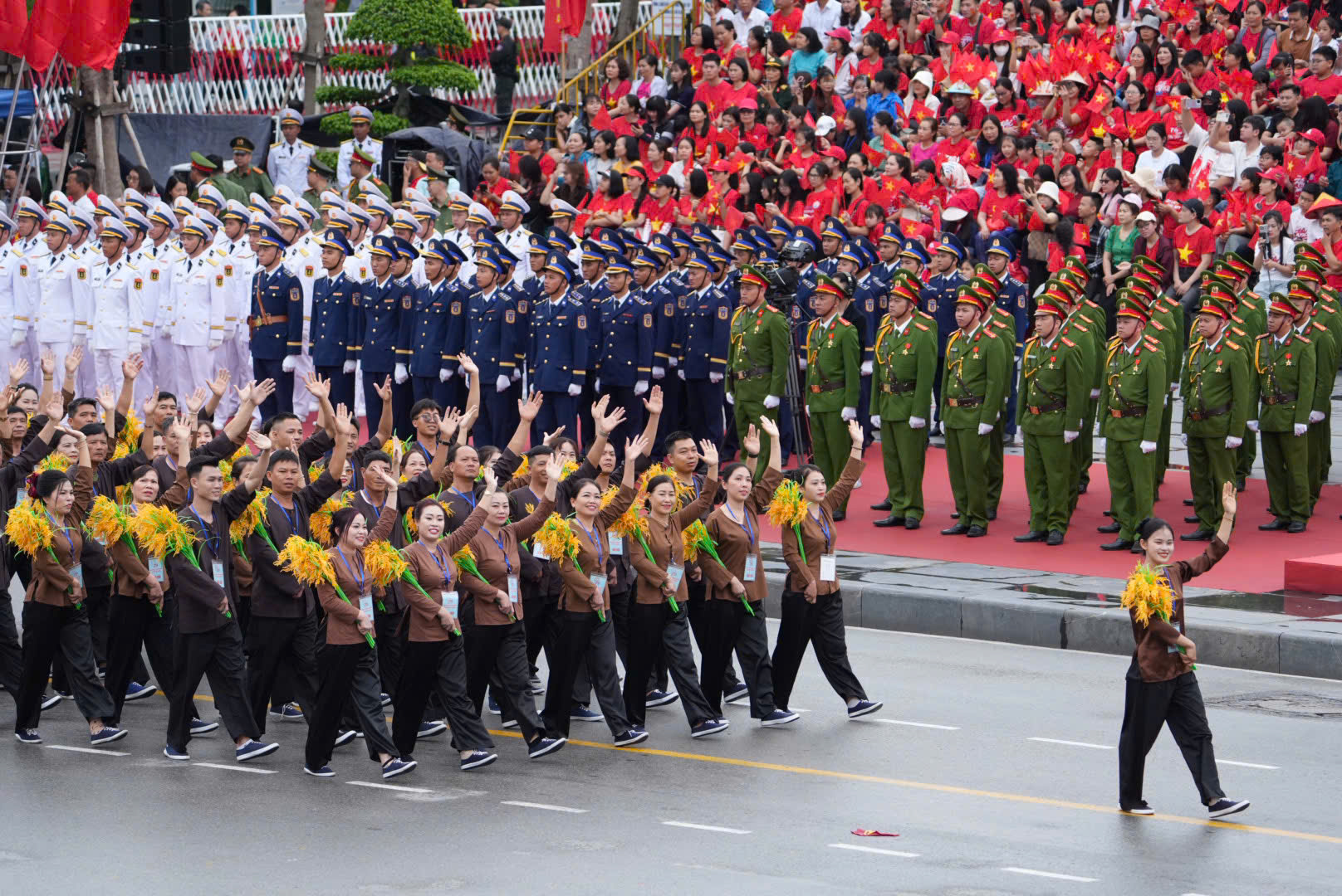 阅兵和群众游行庆祝海防解放70周年