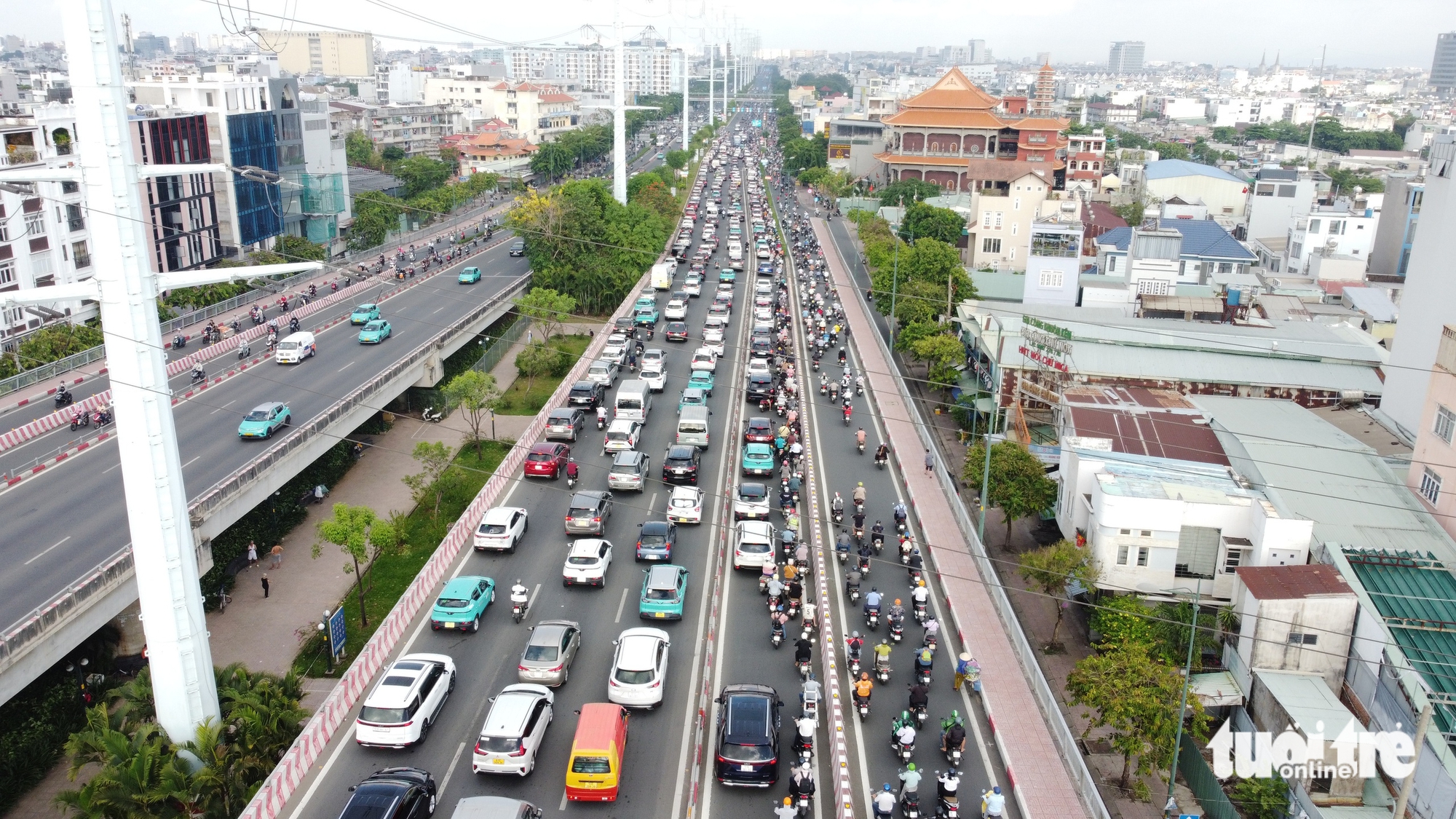 胡志明市市民节日后匆忙上班，范五老街、13号国道交通拥堵