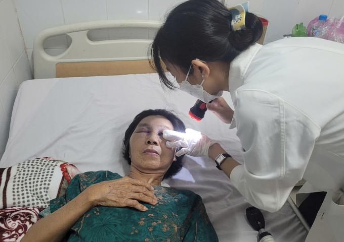 '当我们夫妻陷入塌陷的道路时，土石仍在不断滚落'