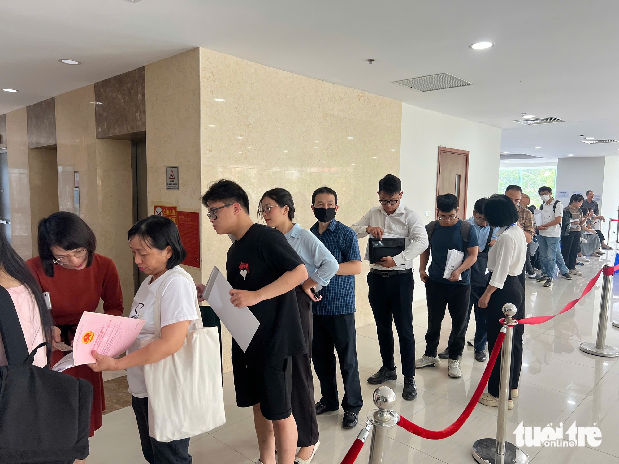 河内市民为何凌晨4点就排队等候办理行政手续？
