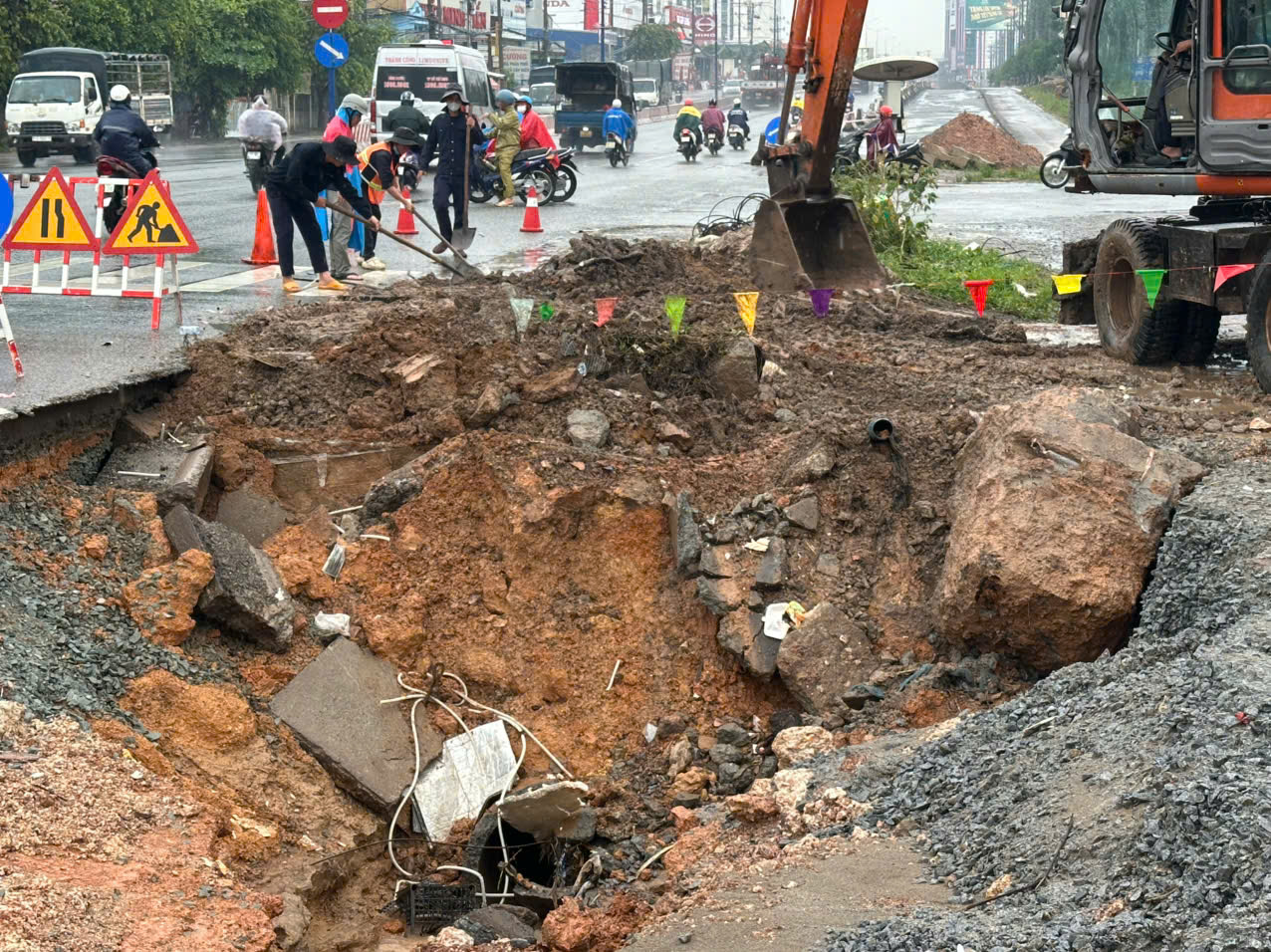 平阳大雨后公司围墙、电线杆倒塌修复