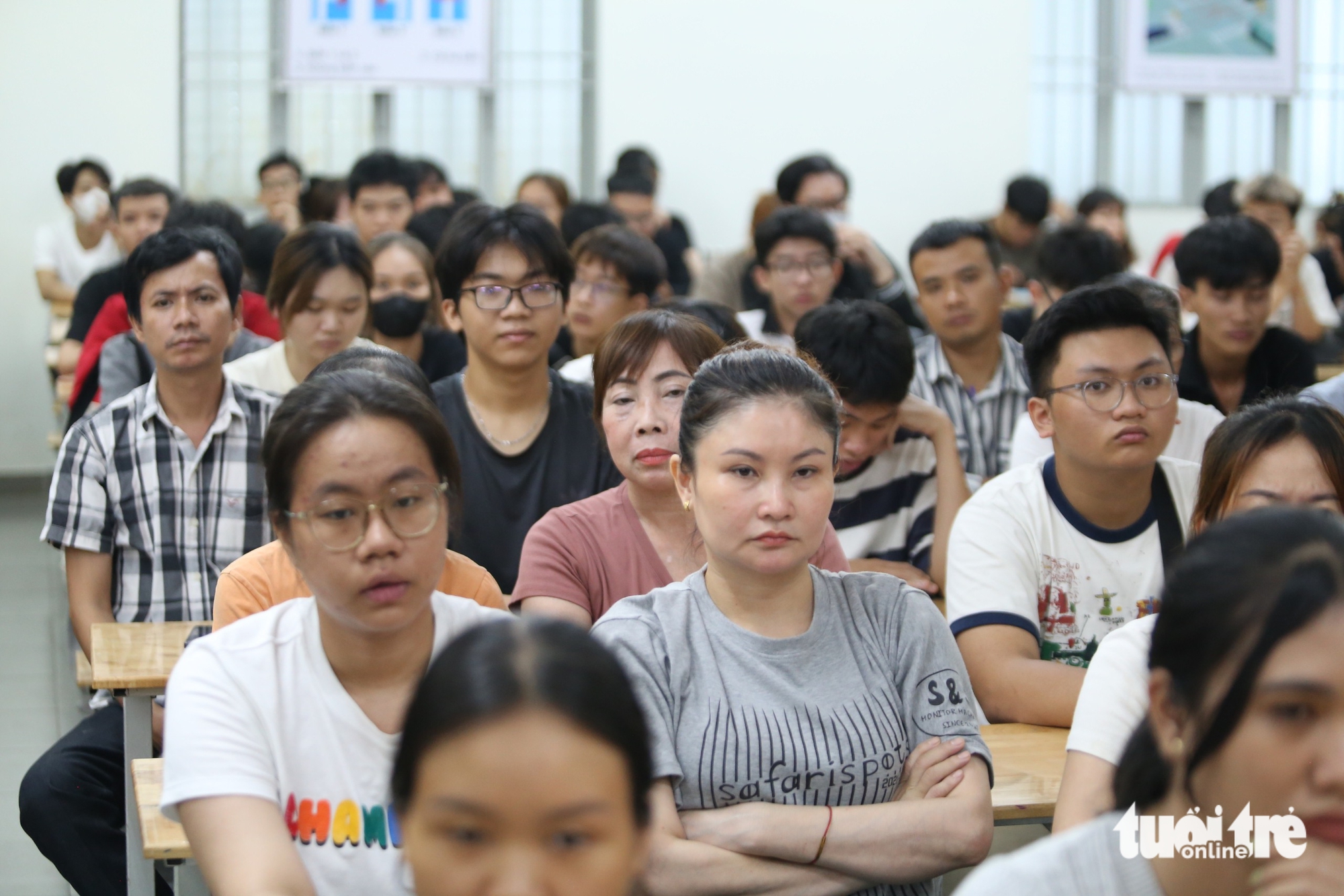 在汽车考试后，胡志明市交警首次组织摩托车考试，有300名学员参加