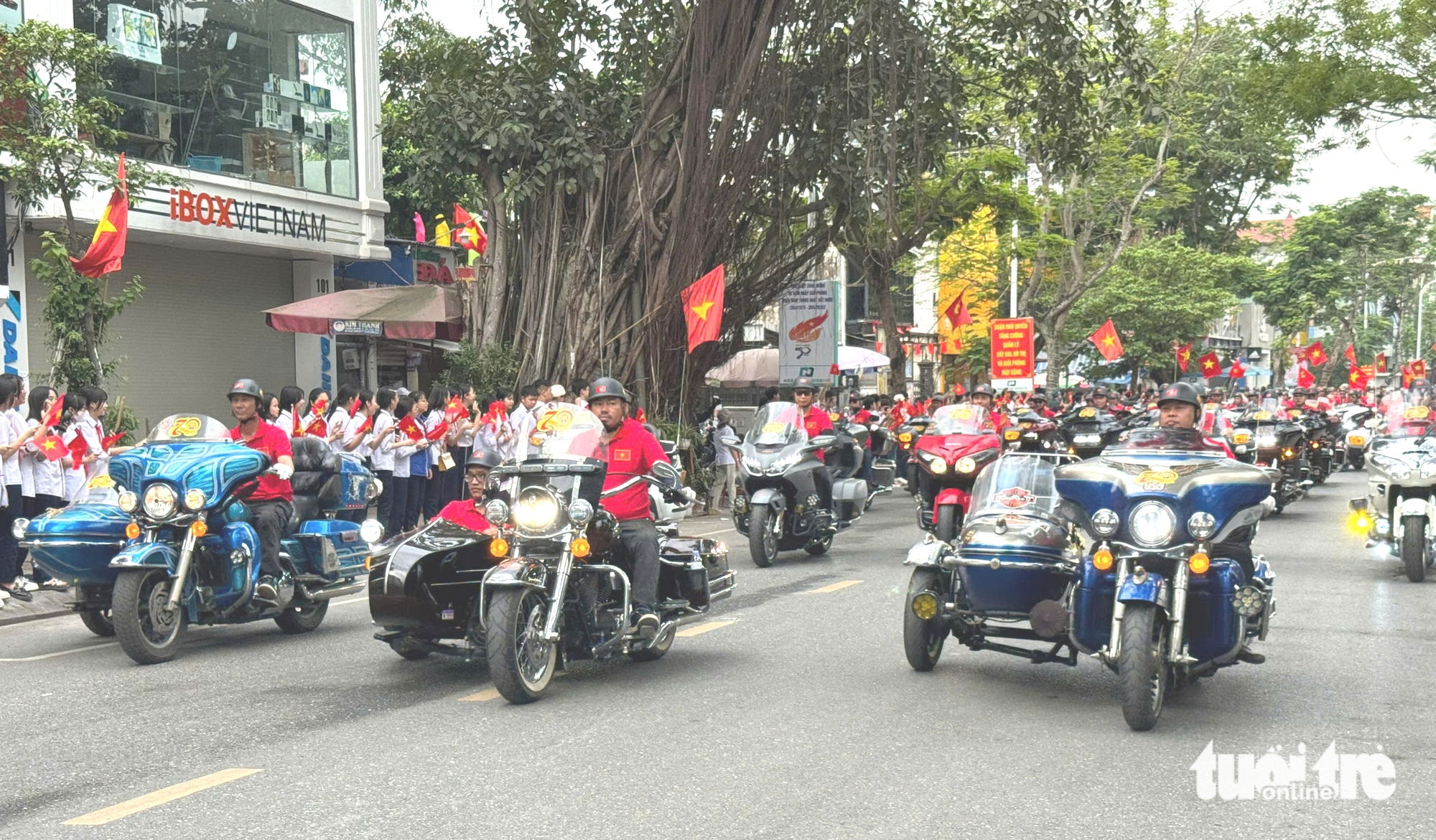 巨型摩托车队，价值高达35亿越南盾的车辆参加海防解放70周年游行