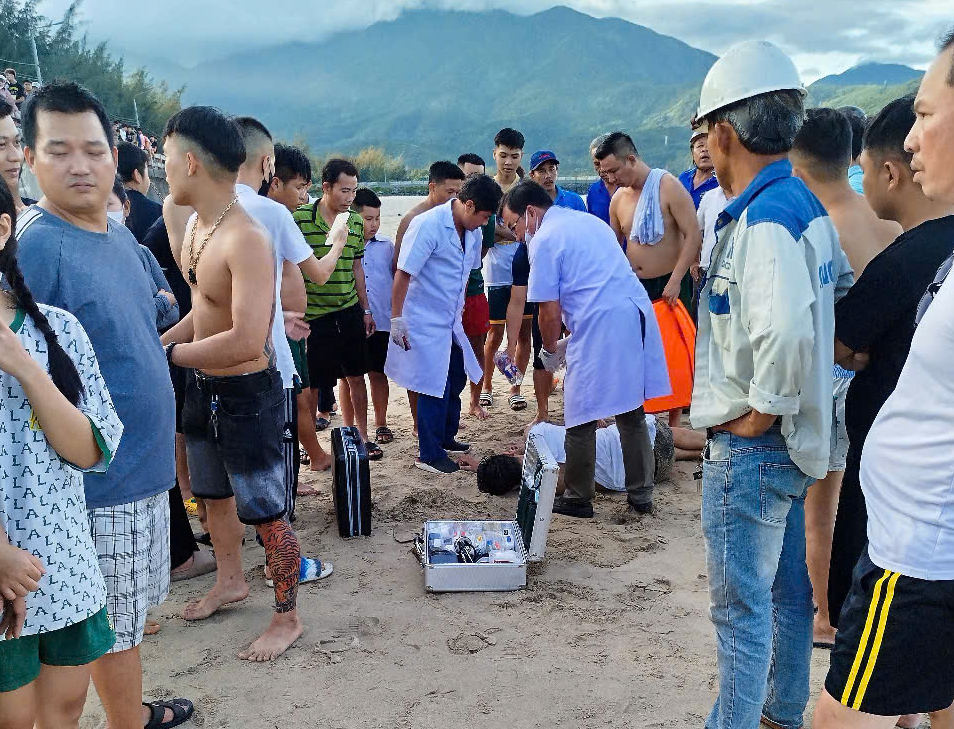 在岘港海滩游泳时救出两名溺水的小孩