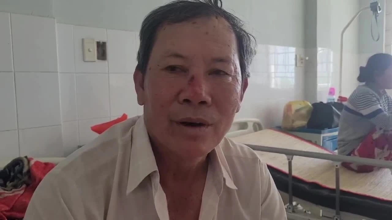 '当我们夫妻陷入塌陷的道路时，土石仍在不断滚落'