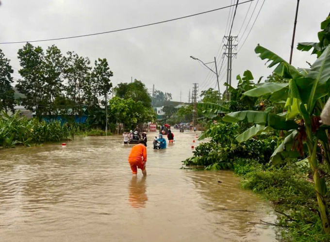 经过宣光的2号国道在雷雨后深淹