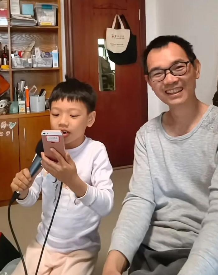 有房子还住在电动车里，男子说‘免费租房也不换’
