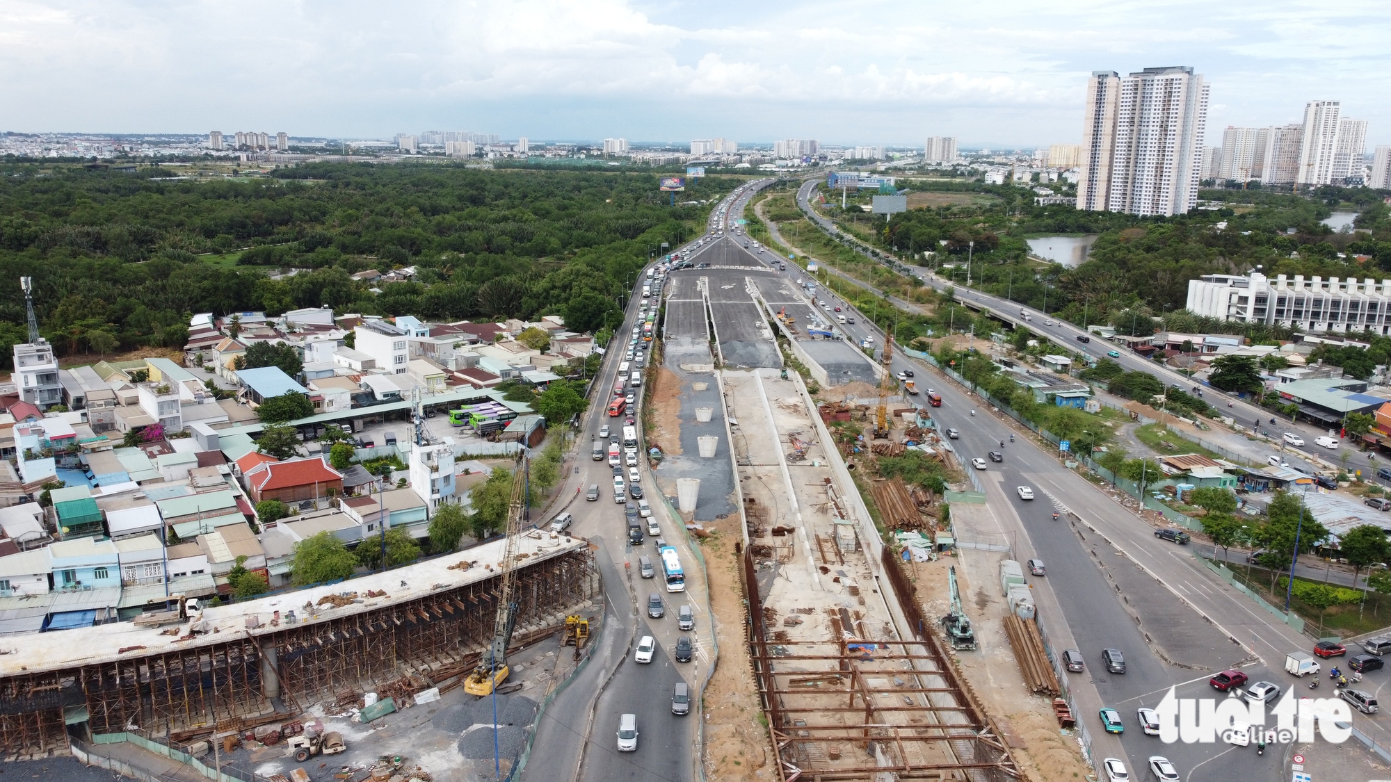 假期最后一天，高速公路畅通，An Phú交点和Long Thành桥轻微拥堵