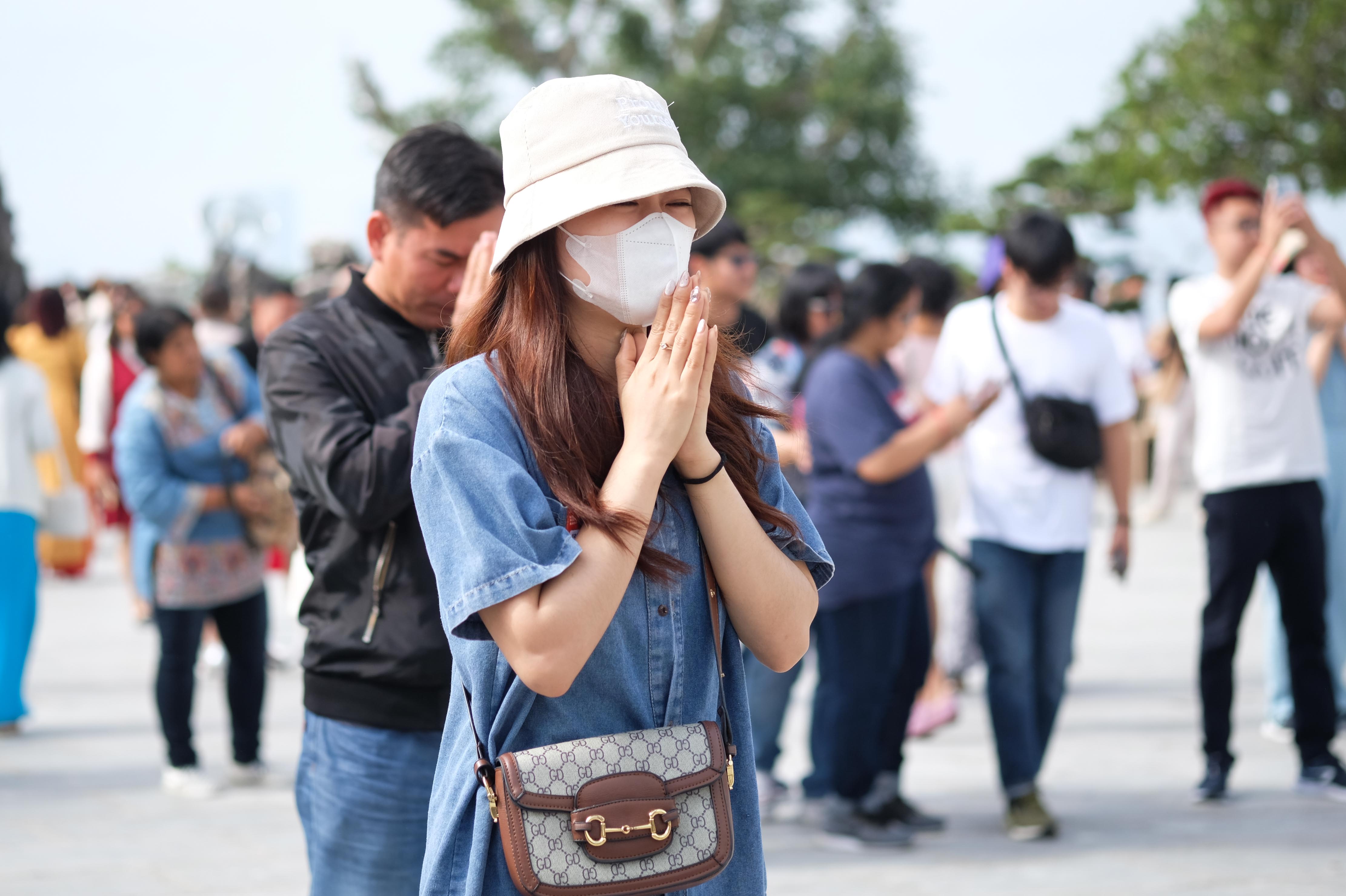 灵应寺年初一拥挤，民众游客祈福