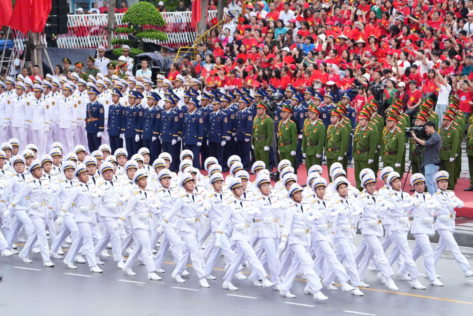 阅兵和群众游行庆祝海防解放70周年