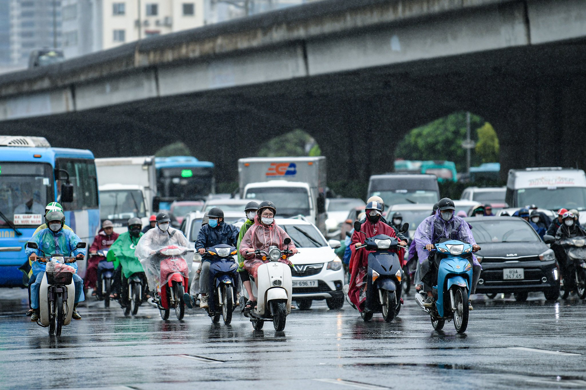 今天5月17日的天气：南方下午有阵雨，北方有大雨