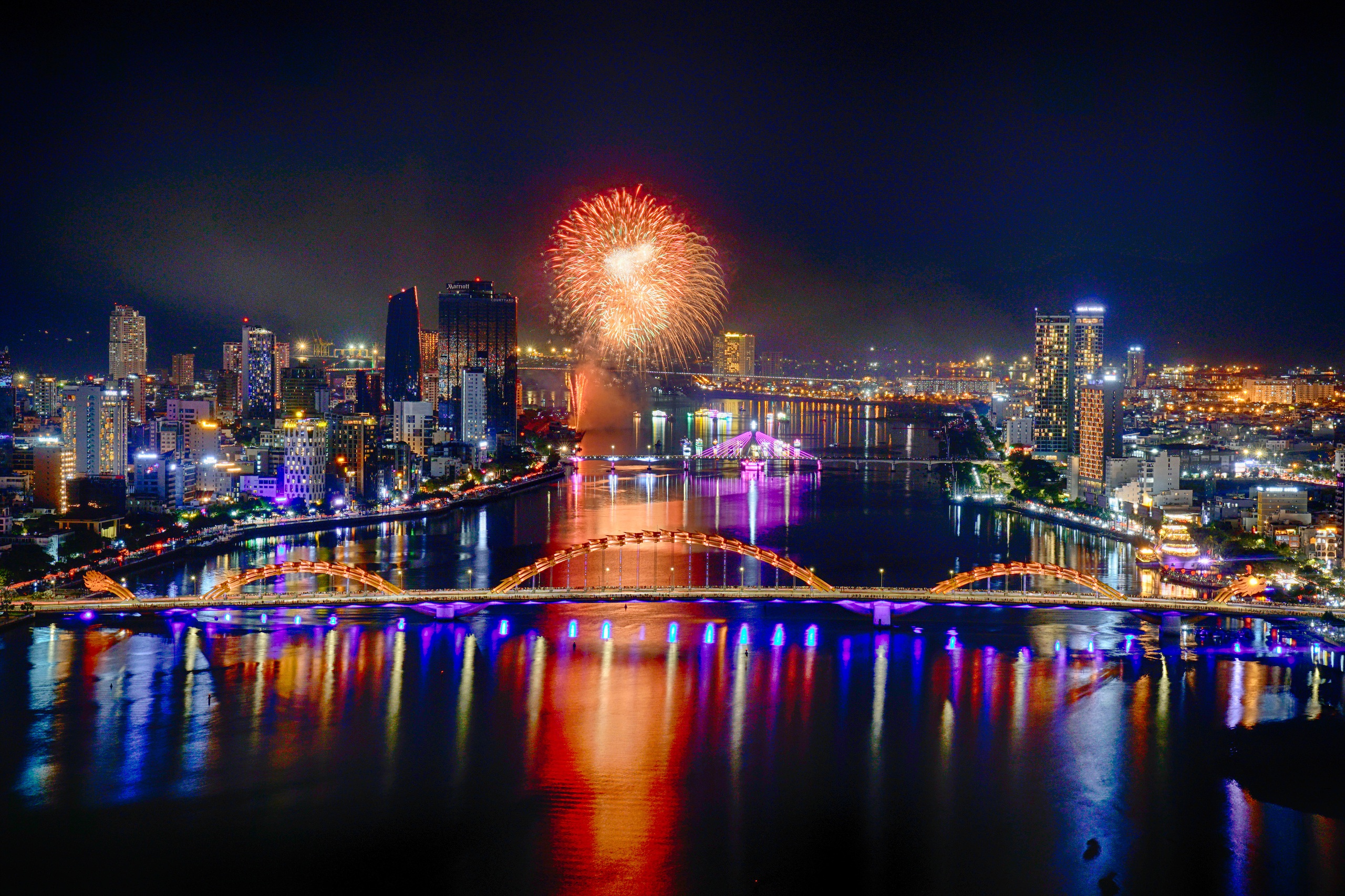 2025年岘港国际烟花节将于5月31日开幕，舞台面积扩大60%以上，采用“遮天蔽日”技术