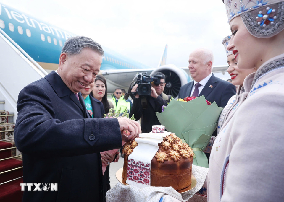 白俄罗斯机场飘扬国旗迎接总书记苏林