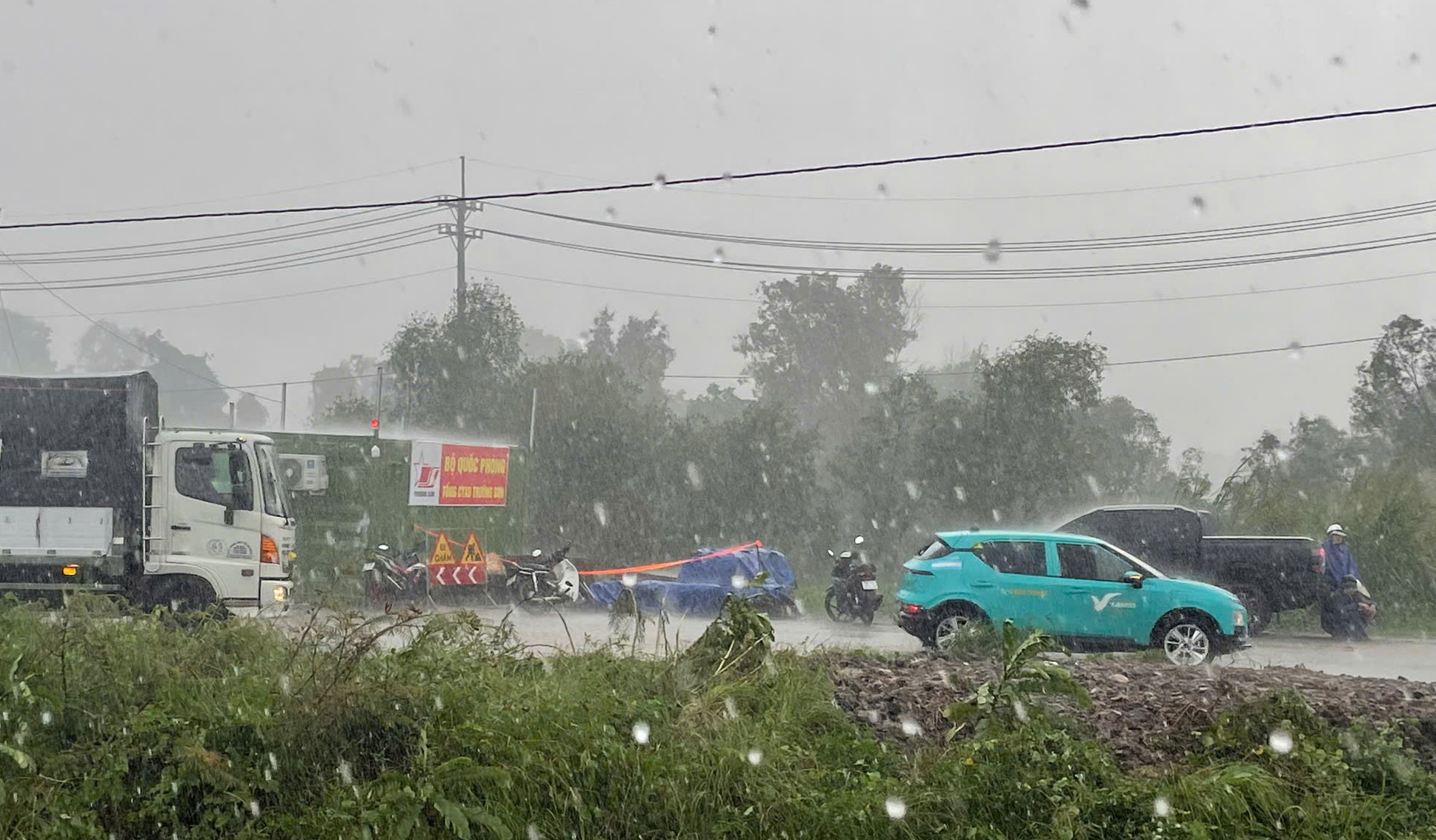天空漆黑，雷声隆隆，乌云从古芝向胡志明市中心倾盆大雨