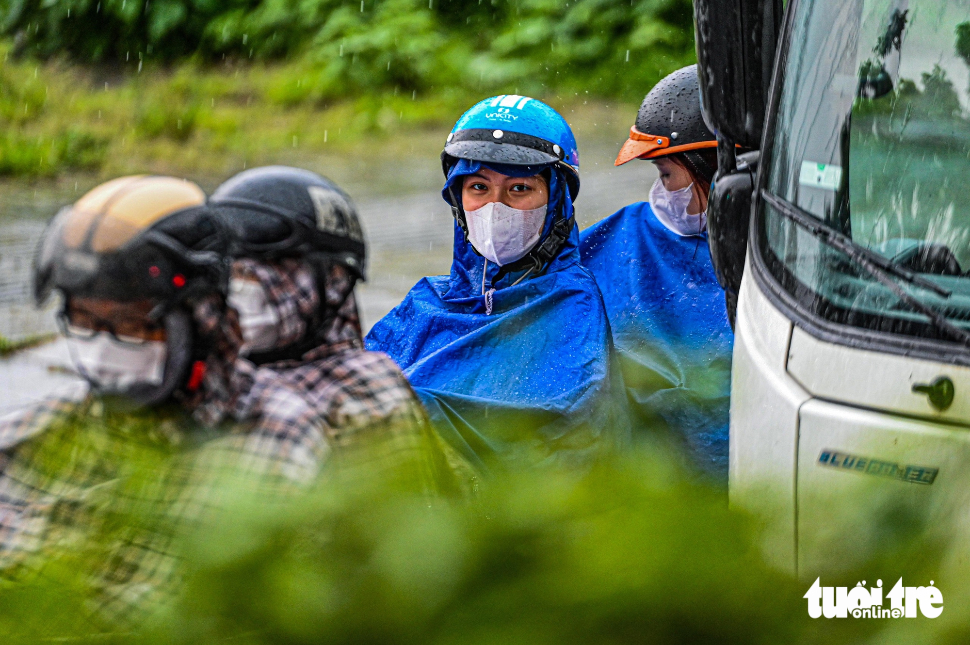 民众冒雨返回河内假期结束
