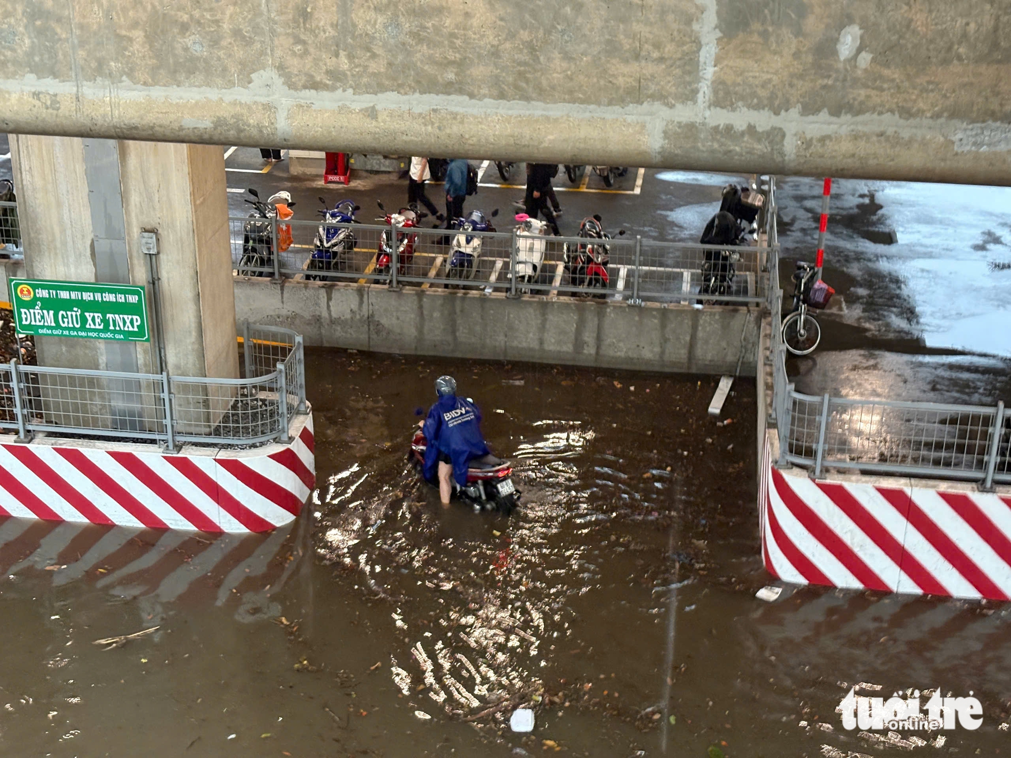胡志明市部分地区降雨超过200毫米，守德市场下水道爆裂，多条道路积水