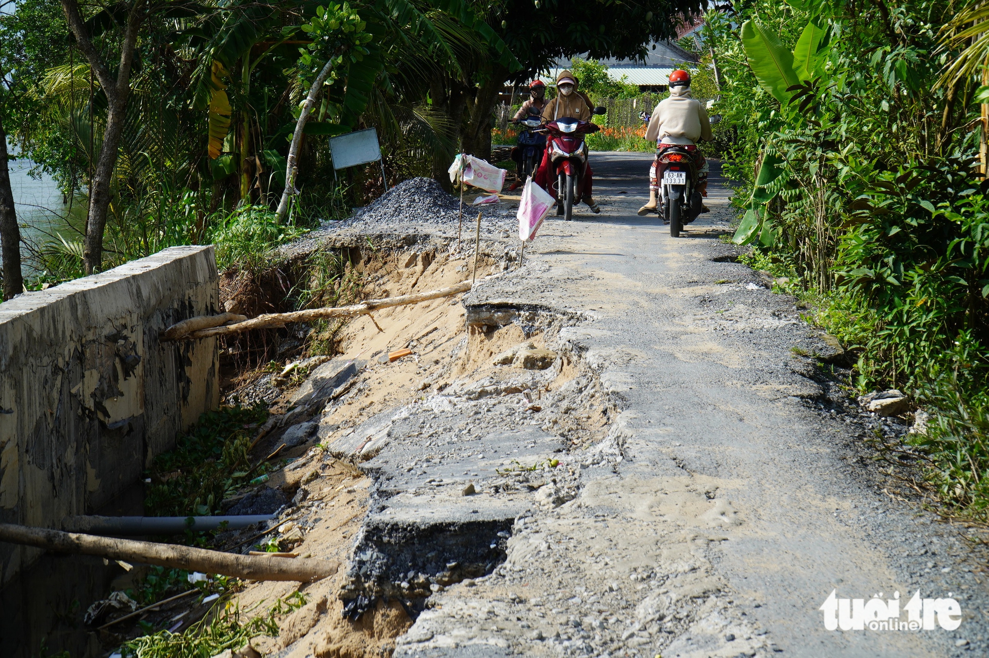 沿河道路坍塌过半，居民仍冒险通行