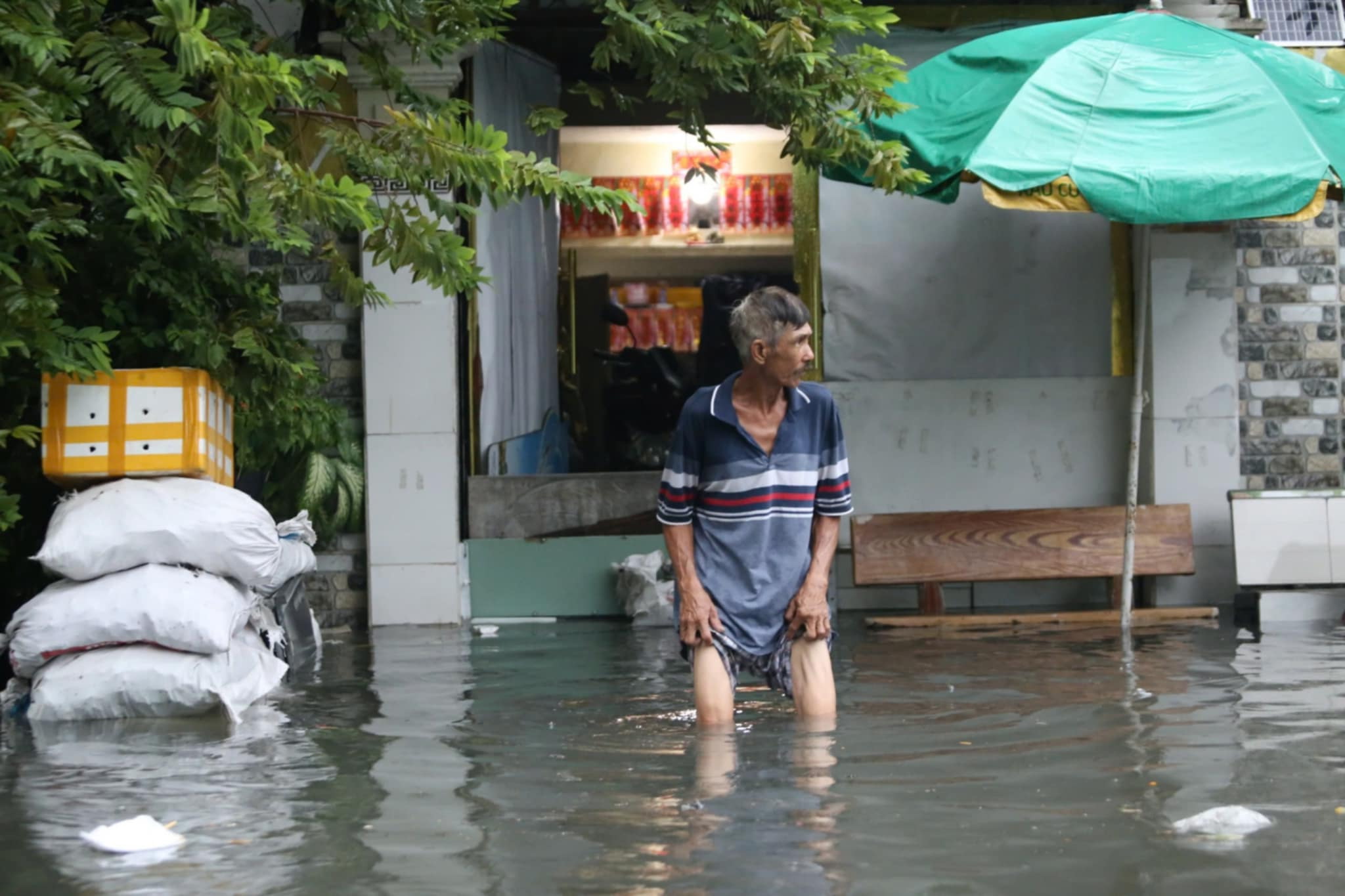 胡志明市部分地区降雨超过200毫米，守德市场下水道爆裂，多条道路积水
