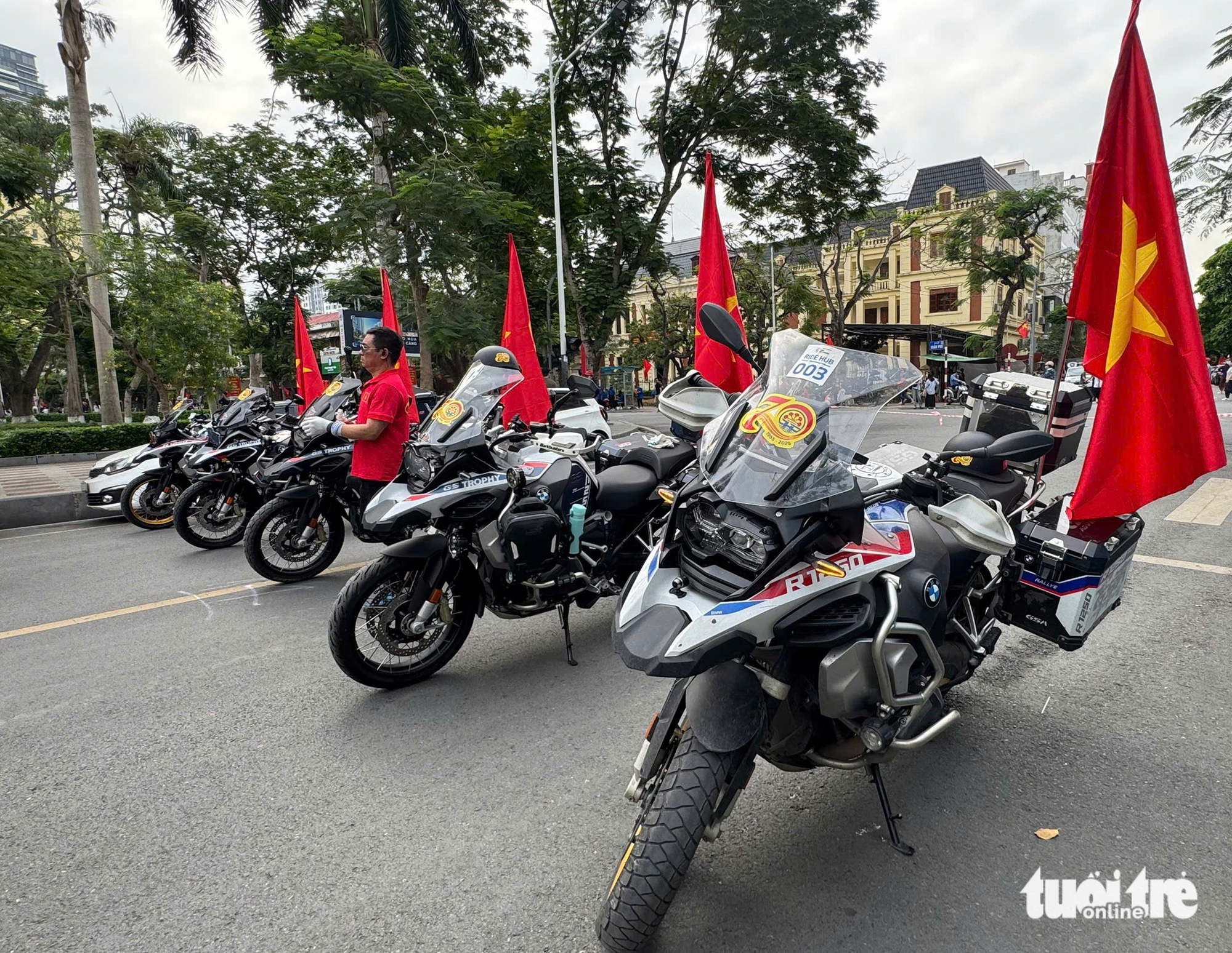巨型摩托车队，价值高达35亿越南盾的车辆参加海防解放70周年游行